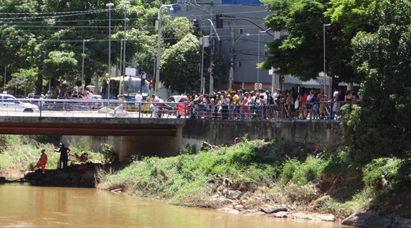 Corpo de homem é encontrado boiando em rio de Muriaé