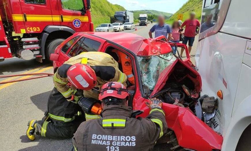 Acidente entre carro e ônibus na BR-116 em Muriaé deixa uma pessoa ferida