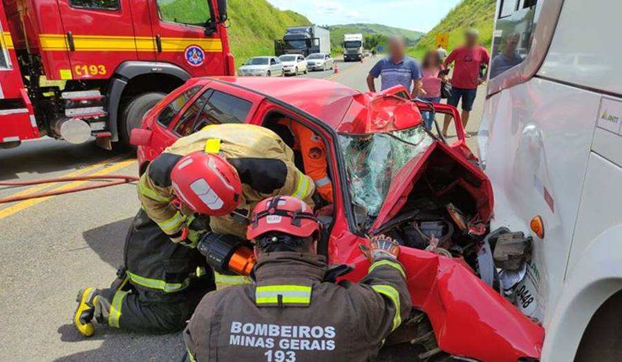 Acidente entre carro e ônibus na BR-116 em Muriaé deixa uma pessoa ferida