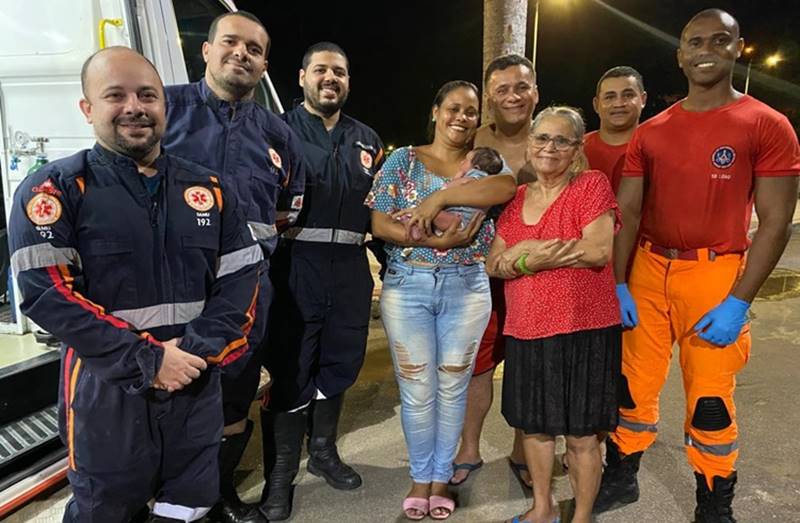 Socorristas salvam bebê de 9 dias que se engasgou durante amamentação em Muriaé