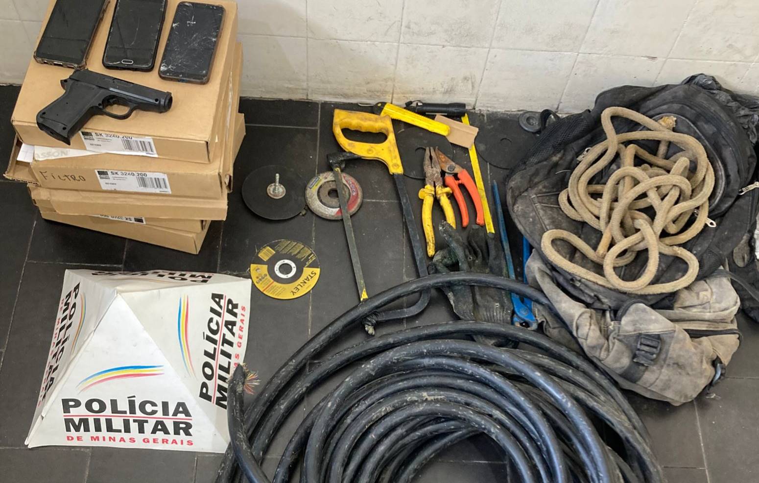 Polícia Militar prende autores de furto de cabos telefônicos em Leopoldina