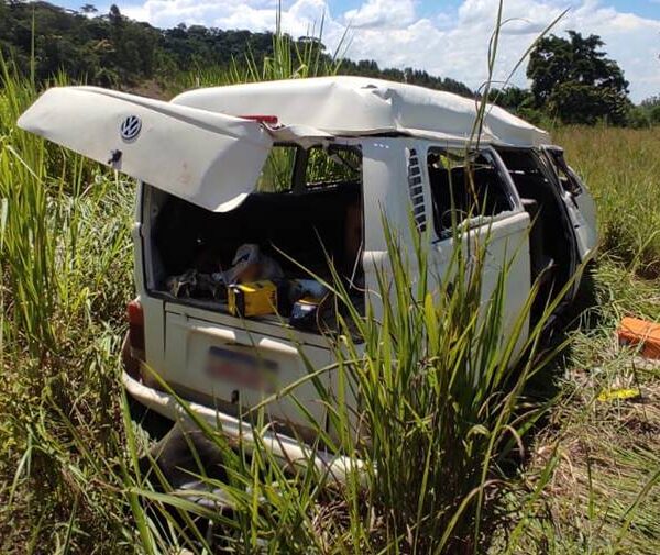 Motorista fica ferido após Kombi capotar na BR-120 em Leopoldina