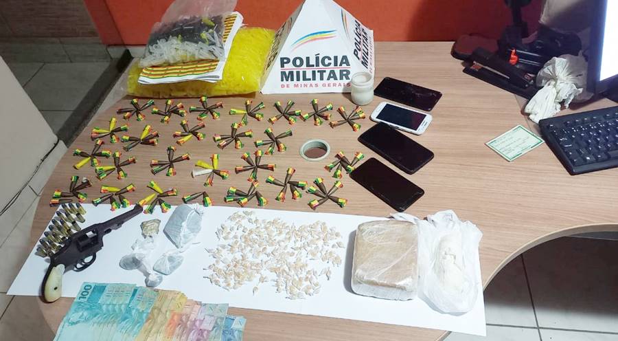 PM prende quatro pessoas e apreende drogas, arma e munições em Recreio