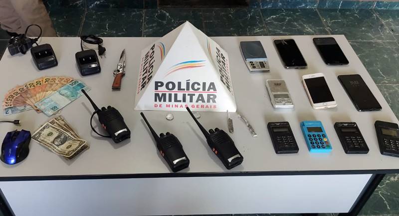 PM apreende drogas e prende duas pessoas em Além Paraíba