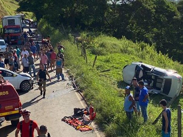 Colisão entre dois veículos deixa uma pessoa morta e seis feridas entre Miraí e Muriaé