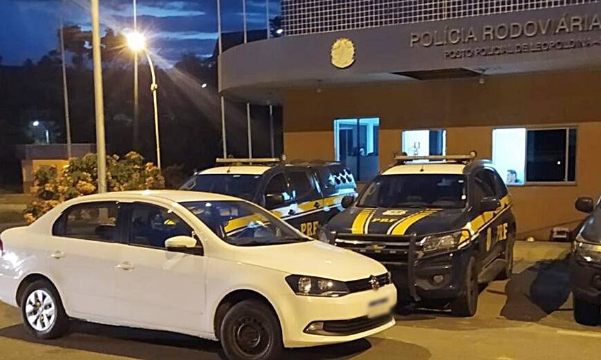 Carro roubado no Rio de Janeiro é recuperado pela PRF em Leopoldina