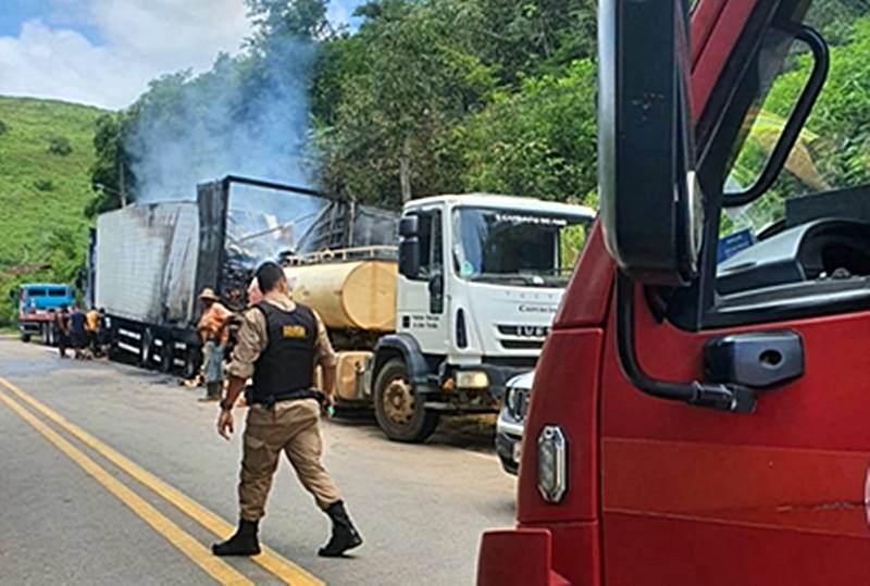 Carreta pega fogo e mobiliza Corpo de Bombeiros em Além Paraíba