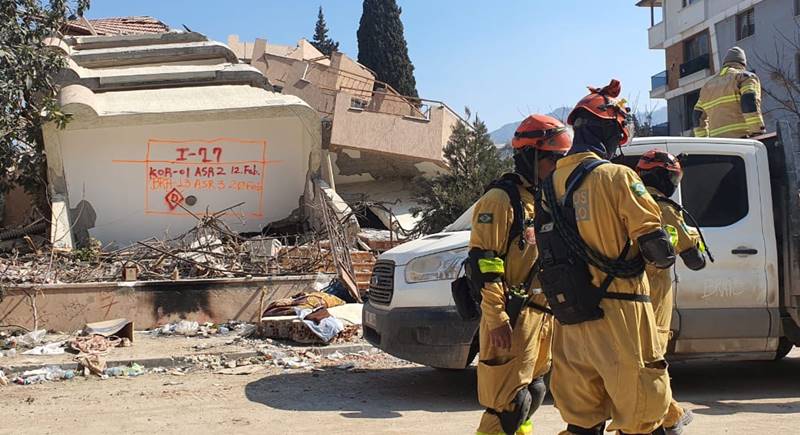 Bombeiros de Minas seguem na Turquia para atendimento às vítimas de terremoto
