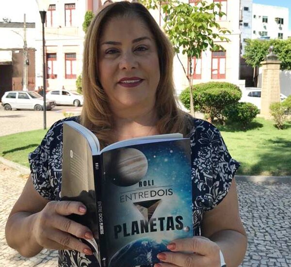 Leopoldinense Rosane de Oliveira Lacerda estreia na literatura com obra de ficção científica