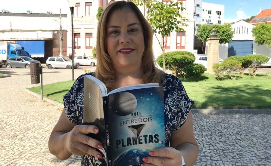 Leopoldinense Rosane de Oliveira Lacerda estreia na literatura com obra de ficção científica
