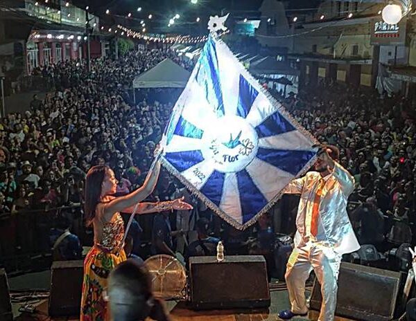 Primeira noite do ‘Lelê Folia’ reúne milhares de pessoas na Avenida Getúlio Vargas em Leopoldina