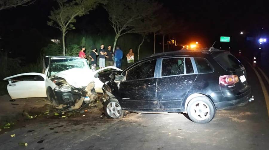 Batida frontal deixa duas pessoas gravemente feridas na BR-116 em Miradouro