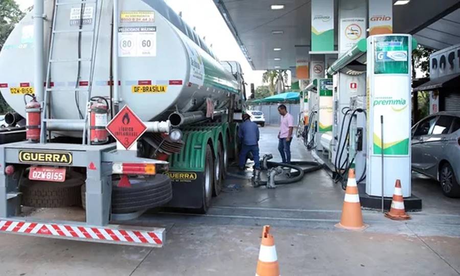 Preço da gasolina fica 4,66% mais barato para distribuidoras