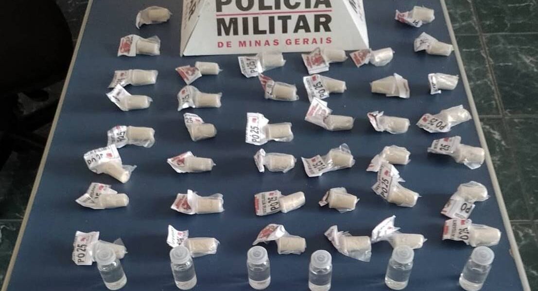 PM apreende drogas em casa abandonada utilizada para tráfico de drogas em Além Paraíba