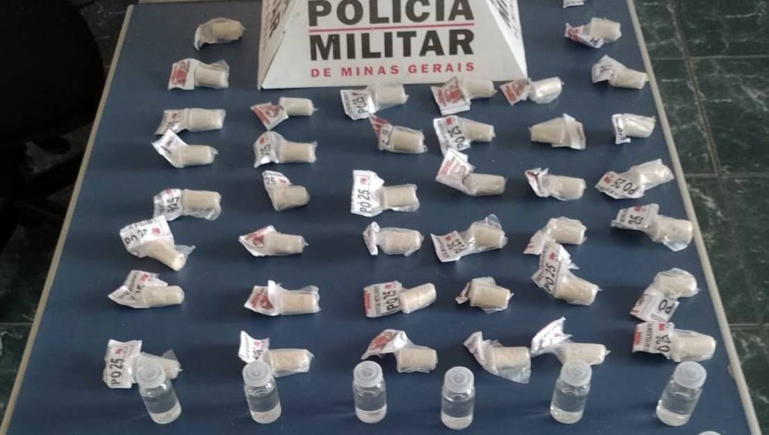 PM apreende drogas em casa abandonada utilizada para tráfico de drogas em Além Paraíba