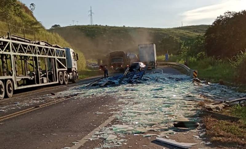 Carga de vidro se solta de caminhão na BR-116 em Leopoldina próximo ao antigo radar da Boa Sorte