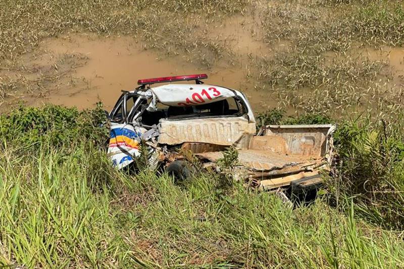 Caminhão desgovernado atinge três veículos na BR-356 em Muriaé