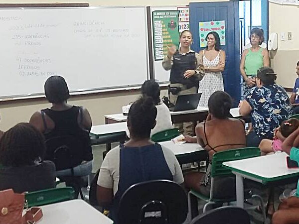 Violência doméstica contra mulher é tema de palestra de militares do 68 BPM na Escola Estadual Augusto dos Anjos, em Leopoldina
