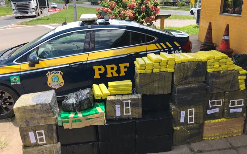 PRF apreende mais de meia tonelada de maconha durante fiscalização em Leopoldina