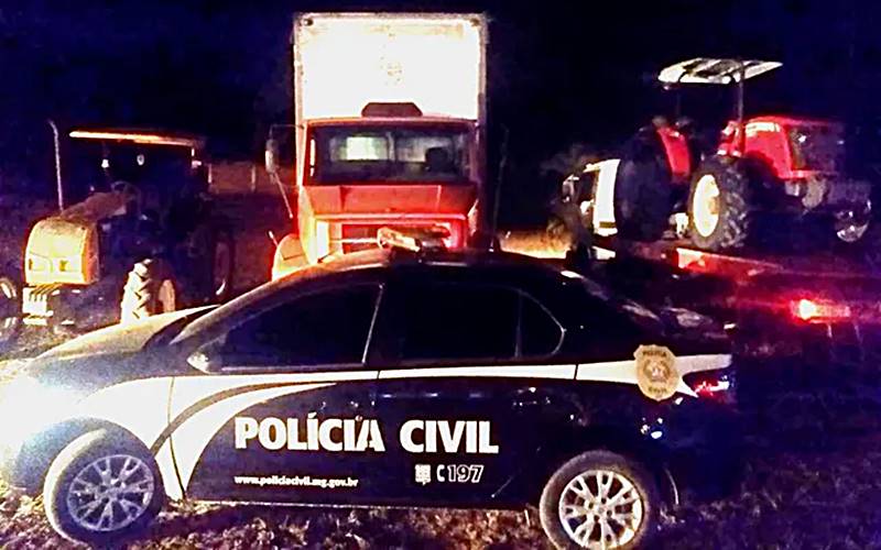 Tratores e caminhão avaliados em meio milhão são recuperados em Ubá após roubo na região