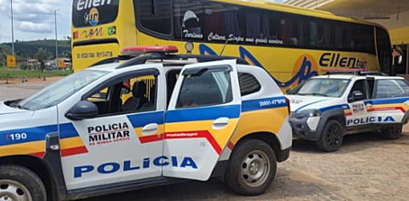 PM prende grupo que oferecia drogas para passageiros de ônibus interestadual em Fervedouro
