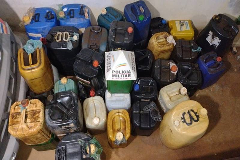 Veículos são abandonados com mais de 1.000 litros de diesel próximo a Miraí