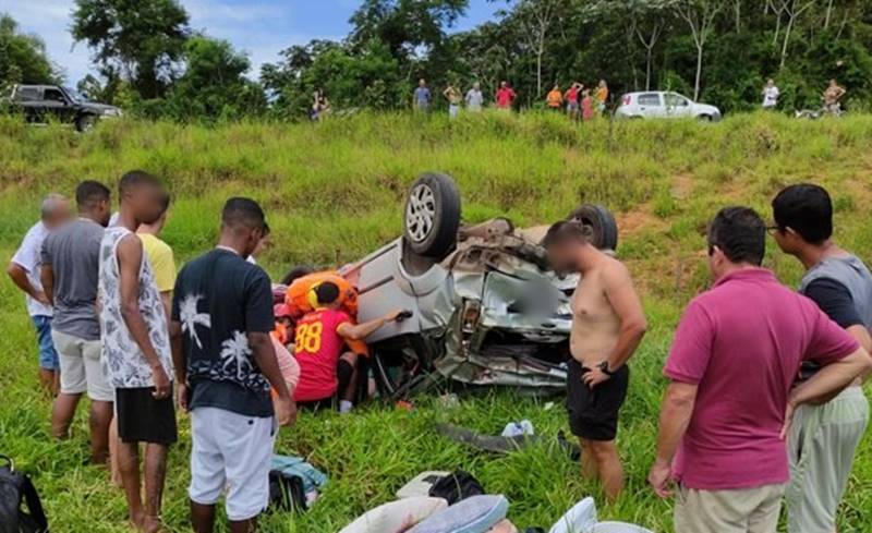 Capotamento na BR-356 em Muriaé deixa duas jovens feridas