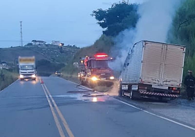 Bombeiros controlam incêndio em caminhão na BR-120 em Leopoldina; motorista não se feriu