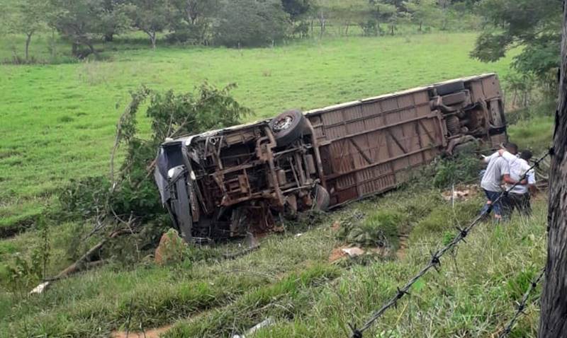 Acidente entre carro e ônibus deixa um morto e vários feridos próximo a Ubá