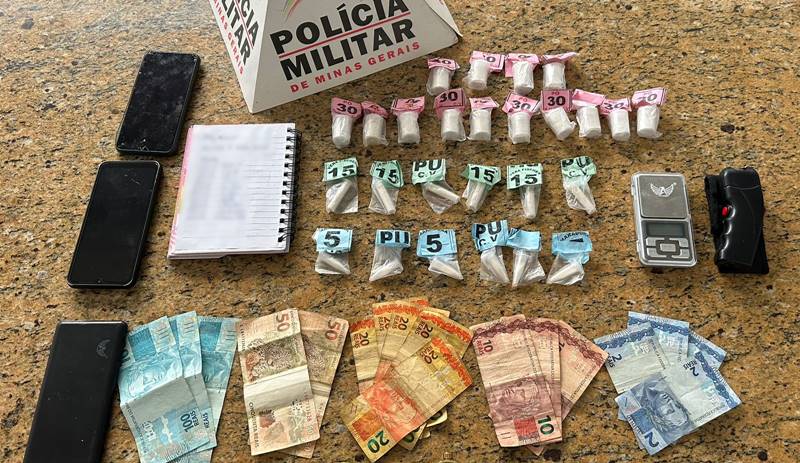 Polícia Militar estoura ‘boca de fumo’ e apreende drogas em Leopoldina