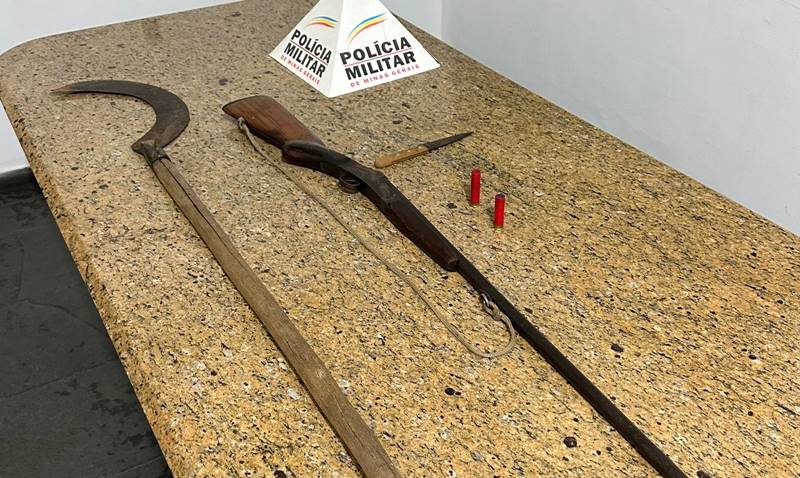 PM apreende faca, espingarda e foice após briga em Leopoldina
