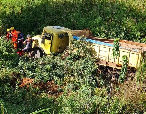 Caminhão cai em ribanceira de 30 metros e motorista fica ferido em Leopoldina