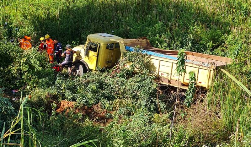 Caminhão cai em ribanceira de 30 metros e motorista fica ferido em Leopoldina