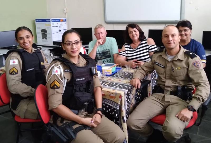 Militares do 68 BPM e Polícia Militar Rodoviária palestram na Escola Barão de São Geraldo, em Angustura, distrito de Além Paraíba