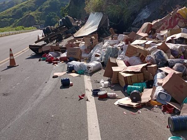 Carreta tomba na Serra da Vileta em Leopoldina e motorista sai ileso