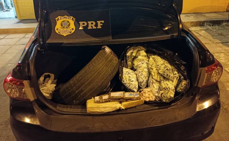PRF apreende drogas escondidas em pneus estepes de carro na BR-116 em Leopoldina