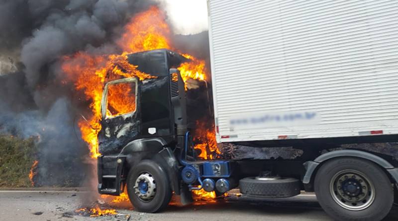 Carreta pega fogo na BR-116 entre Laranjal e Muriaé