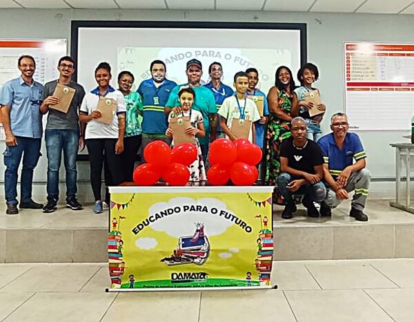 Damata Bebidas em Leopoldina incentiva educação premiando filhos de funcionários
