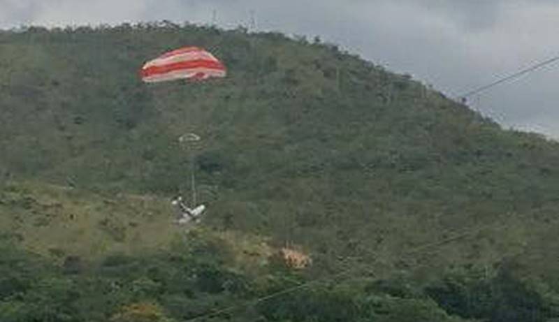 VÍDEO: avião com bebê recém-nascido cai em Sabará, mas paraquedas evita tragédia