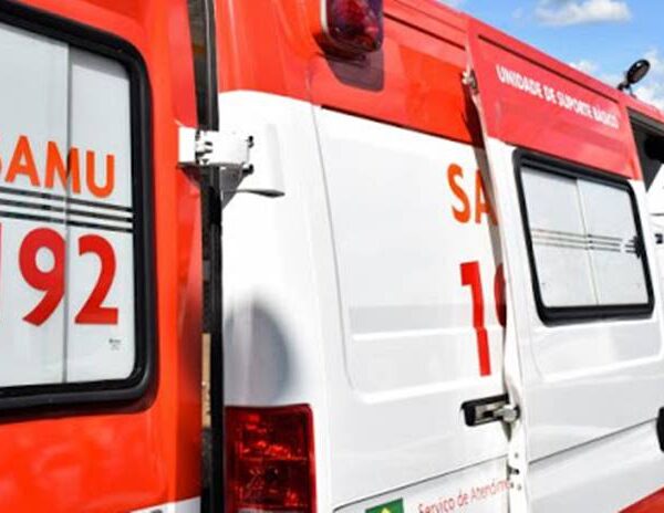 Carro em alta velocidade causa acidente com casal em bicicleta elétrica no Centro de Leopoldina