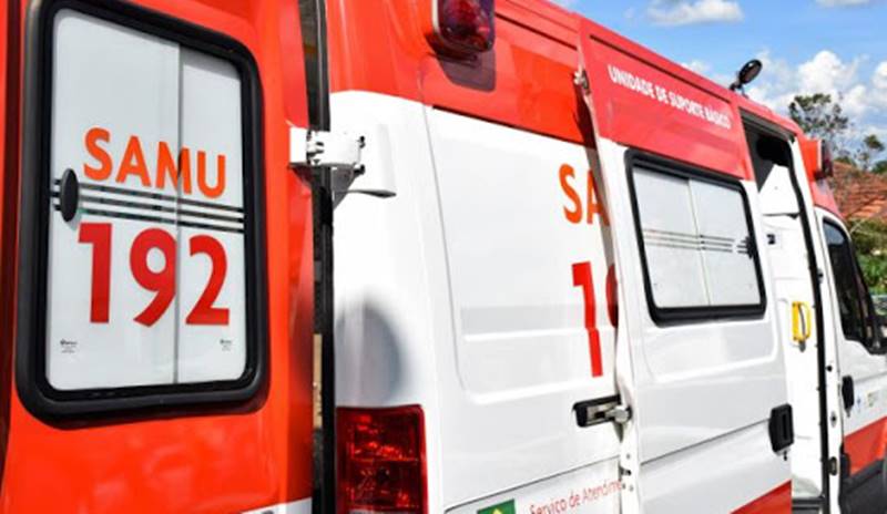 Carro em alta velocidade causa acidente com casal em bicicleta elétrica no Centro de Leopoldina