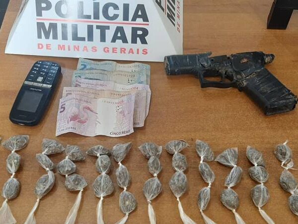 Simulacro de arma de fogo e droga são apreendidos pela PM e autor é preso em Leopoldina
