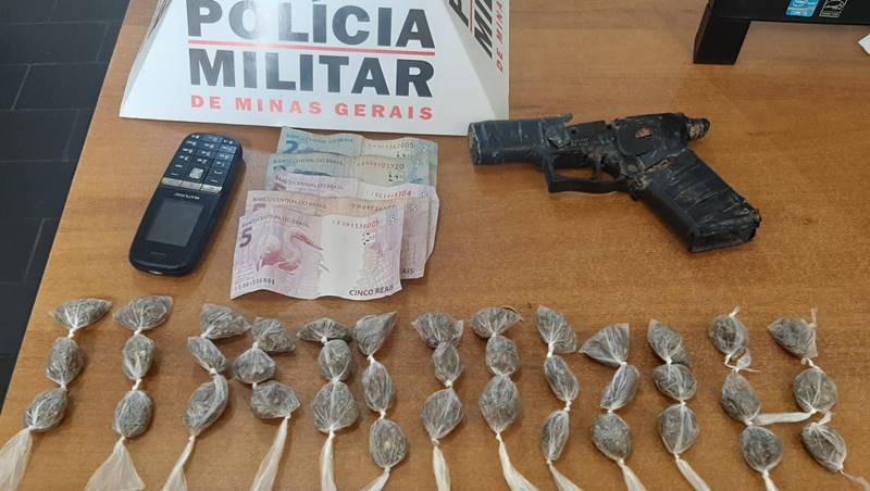 Simulacro de arma de fogo e droga são apreendidos pela PM e autor é preso em Leopoldina