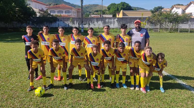 Sub 11 e Sub 13 da Escola de Futebol La Masia participam de campeonatos regionais em Além Paraíba e Cataguases