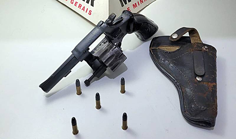 Homem é preso pela PM após ameaçar moradores com revólver em Recreio