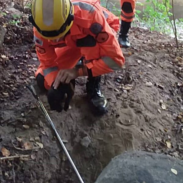 Cachorrinha é resgatada pelos bombeiros em Leopoldina após ficar presa em buraco