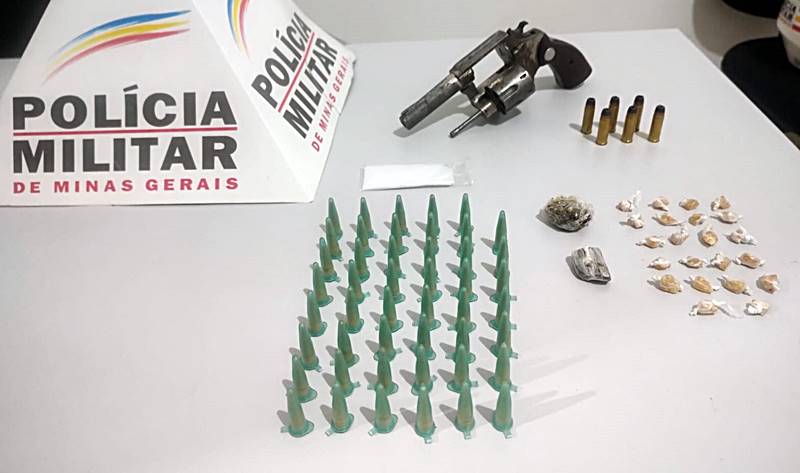 PM prende dois e apreende drogas e revólver em Astolfo Dutra