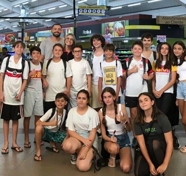 Estudantes do Gr8! English Support em Leopoldina participam de aula prática em supermercado