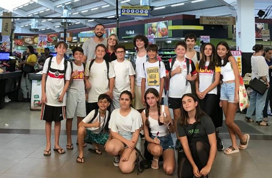 Estudantes do Gr8! English Support em Leopoldina participam de aula prática em supermercado