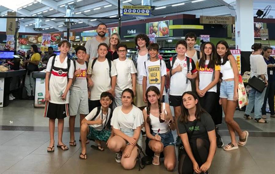 Estudantes do Gr8! English Support em Leopoldina participam de aula prática em supermercado